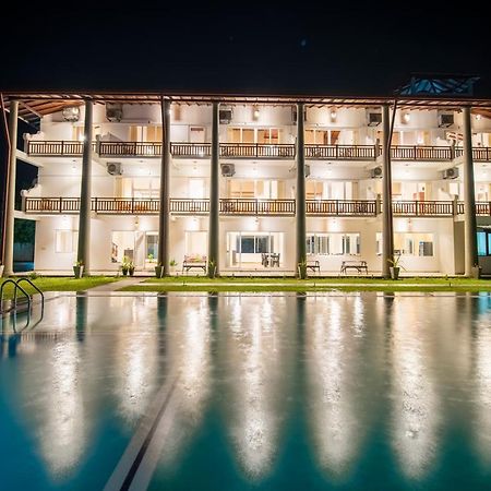 Chaarya Lake Hotel Tissamaharama Exterior photo