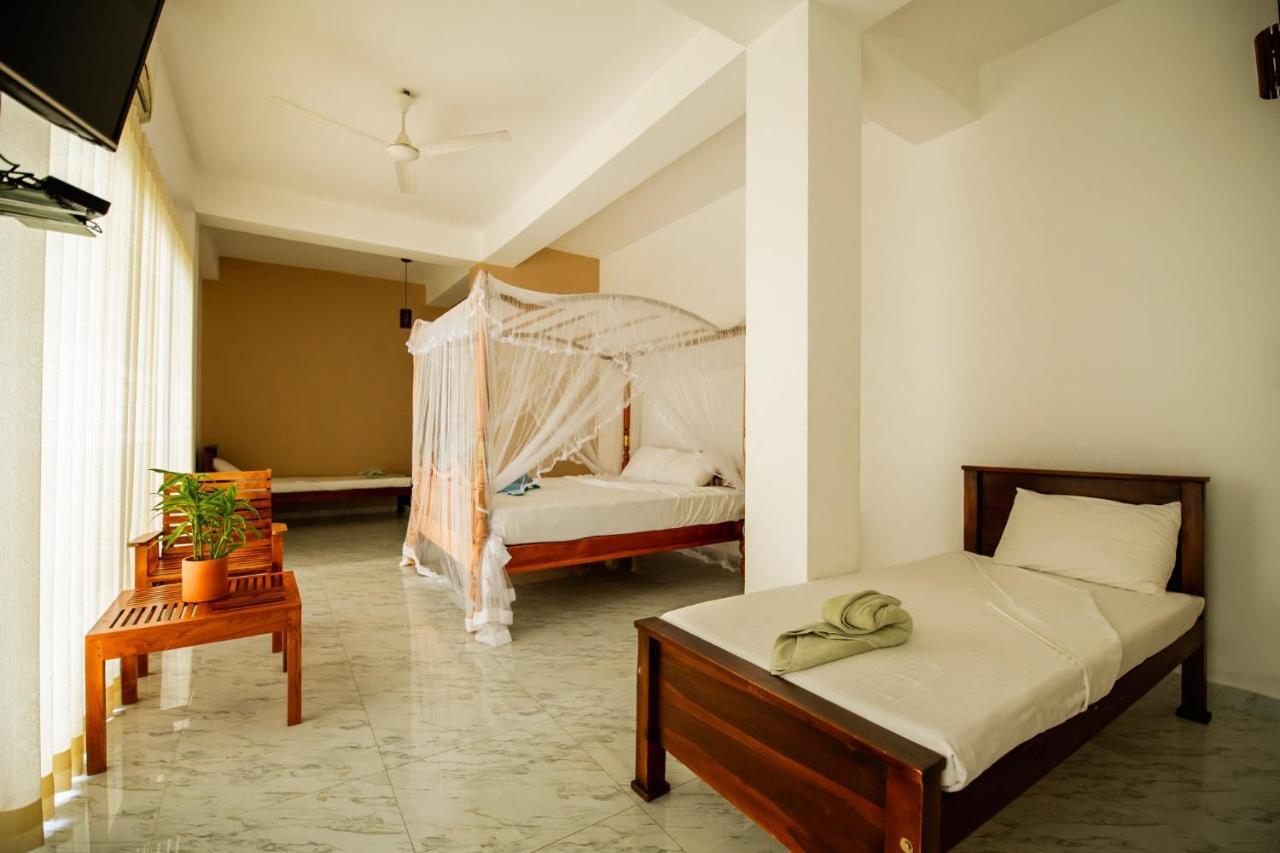Chaarya Lake Hotel Tissamaharama Exterior photo