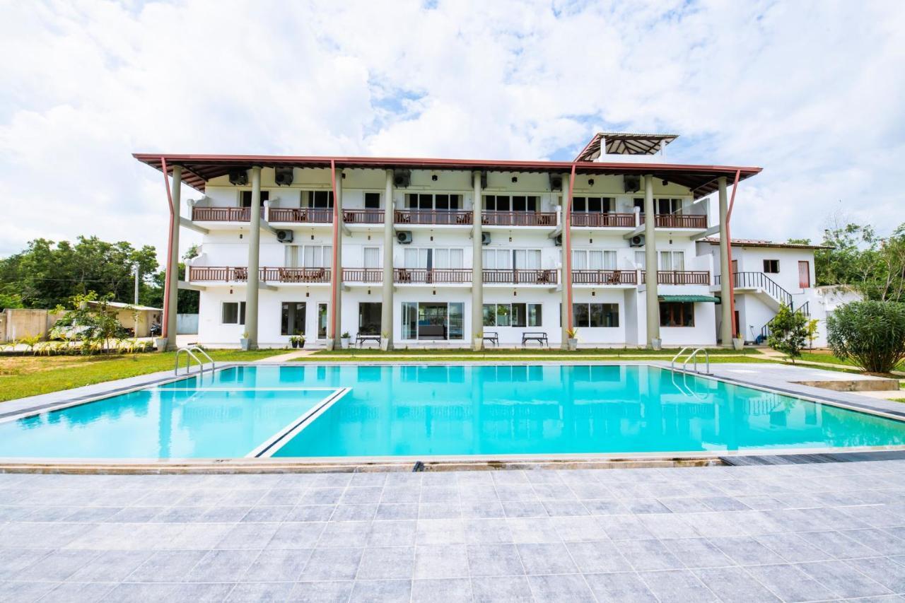 Chaarya Lake Hotel Tissamaharama Exterior photo